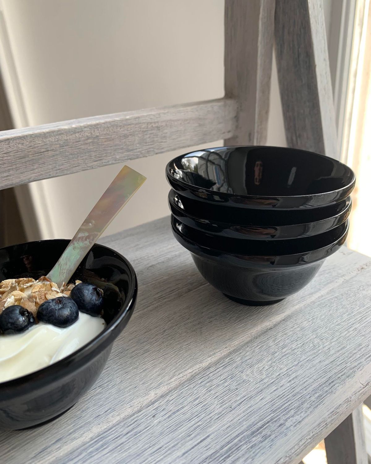 https://www.ygncollective.com/cdn/shop/products/black-lacquer-cups-tea-cups-or-mini-bowls-canape-styling-event-styling-small-bowls-teacups-set-of-four-411906_1200x.jpg?v=1649523435